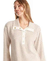 Buzo de tejido estampado en zigzag beige y blanco, con escote amplio, botones a presión en el cuello y mangas largas. Presenta botones a presión decorativos en los laterales.