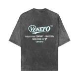 Remera de algodón 100% con efecto acid wash gris oscuro y estampado en la espalda con el logo "Venefo" en celeste, junto con texto que dice "Industries Company | 004®1994 Worldtribe Co".