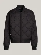 Campera bomber negra acolchada, con cuello estilo béisbol, cierre de cremallera, dos bolsillos delanteros ribeteados, cuello, puños y bajo de punto canalé.