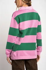 Sweater de algodón peinado a rayas horizontales rosas y verdes, con cuello polo y cierre parcial con botones.