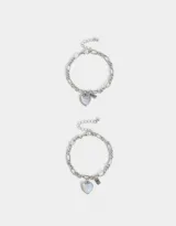 Set de dos pulseras plateadas con eslabones y dije de corazón de piedra lunar con la inscripción "BFF".