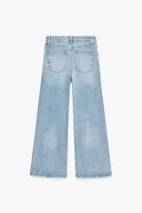 Pantalón de jean azul oscuro, de tiro alto, corte wide leg y largo al tobillo.