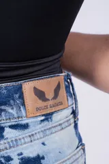 Pantalón de jean de tiro alto con corte wide leg y efecto tie-dye en tonos celeste y azul.