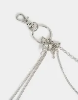 Llavero plateado tipo correa con dijes de mariposas y cadenas, con doble mosquetón para colgar.