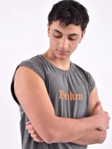 Musculosa gris con estampado de la palabra 'Broken' en color naranja.