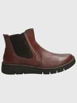 Botín Chelsea de cuero color marrón con elásticos laterales negros y suela de goma negra.