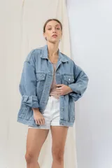 Campera denim celeste oversize con bolsillos delanteros con tapa, bolsillos laterales y costuras marcadas.