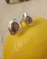 Anillo dorado con diseño irregular y macizo.