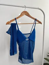 Top con breteles finos y guantes largos de tul a juego. El top tiene corte irregular y detalle de aro metálico en el centro del busto. Incluye guantes largos de tul con abertura para el dedo pulgar.