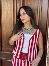 Collar corto con cuentas de colores de diferentes materiales: cristales checos, cuentas de madera y de cerámica. Se cierra con cadena de acero quirúrgico y ganchito para regular el largo.