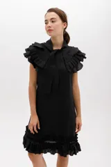 Vestido corto celeste de lino, con cuello tipo gorguera removible con volados y lazo.