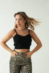 Top tejido color marrón con escote corazón y espalda recta.