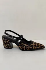 Zapato de cuero con diseño de leopardo, punta cerrada y pulsera ajustable, con taco de 7 cm.