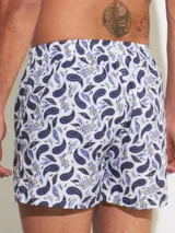 Bóxer de algodón blanco con estampado de flores pequeñas color celeste, con cintura elástica y logo de la marca en el centro.