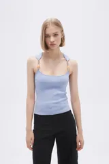 Musculosa celeste de punto canale con cuello recto y tirantes anchos decorados con cuentas de madera.