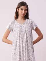 Camisón corto color blanco con estampado de manchas grises, escote redondo con detalle plisado y mangas cortas.