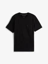 Remera negra de algodón con cuello redondo y bolsillo de parche en el pecho.