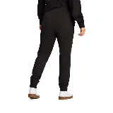 Pantalón de jogging negro marca Puma, modelo ESS Elevated, con logo pequeño en blanco en el muslo izquierdo.