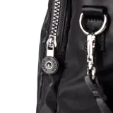 Bolso matero negro con estampado camuflado, confeccionado en poliéster. Cuenta con acceso de cierre doble, dos bolsillos externos con cierre, un bolsillo interno con cierre y dos bolsillos internos abiertos. Tiene correa regulable, asas fijas y compartimentos para notebook y matero.