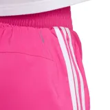Short deportivo Adidas Pacer de mujer, color fucsia vibrante, con cintura elástica fruncida y tres franjas blancas verticales en los laterales. Presenta un corte con aberturas redondeadas en los bajos y el logo de Adidas impreso en la pierna izquierda.