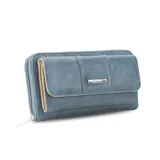 Billetera larga de símil cuero color azul grisáceo, con solapa frontal que se cierra con broche a presión y detalle metálico con inscripción. Posee un compartimento lateral con cierre de cremallera.