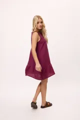 Vestido blanco de lino y algodón, corte suelto, con volados en el ruedo y escote bote.