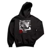 Canguro negro con capucha y cordones ajustables. Estampado frontal con personajes y texto en japonés de la serie Fullmetal Alchemist.