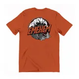 Remera de algodón con estampado tie-dye en tonos celeste, amarillo y rosa. Estampa central con el logo de la marca Emexem, olas y un pez koi.