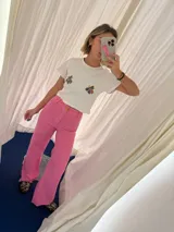 Pantalón jean blanco de corte acampanado.