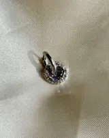 Aro pequeño plateado con forma circular, con strass incrustados. Se vende por unidad.
