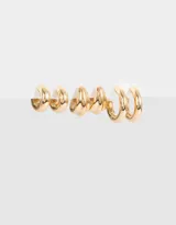 Set de tres pares de aros argolla dorados de diferentes tamaños, estilo chunky.