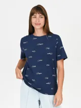 Remera azul marino con estampado de palabras en blanco en diferentes idiomas.