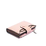 Billetera pequeña color rosa pálido con cierre de broche a presión y compartimento con cierre de cremallera.