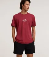 Bermuda de microfibra color beige, con cintura elástica y cordón ajustable. Presenta textura en el tejido y un bolsillo lateral.