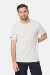 Remera celeste de manga corta con cuello redondo y bordado pequeño en el pecho. Corte clásico.