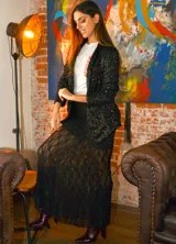 Blazer negro con lentejuelas, corte clásico y solapas.