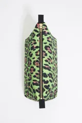 Neceser grande de nylon con estampado animal print en tonos verde, negro y rosa. Tiene estructura blanda, cierre con cremallera, logo de la marca y bolsillo interior.