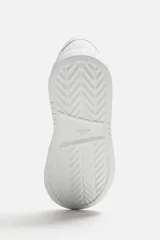 Zapatillas deportivas blancas de estilo retro con suela de plataforma.