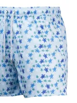 Short de baño celeste con estampado de ballenas en azul y gris. Tiene cintura elástica con cordón ajustable y bolsillos laterales.