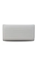 Billetera larga color mostaza de símil cuero con tapa y repartición con cierre. Compartimento con tarjeteros y bolsillos. Compartimento posterior incluye monedero con cierre, tarjeteros y billetes. Bolsillo atrás con cierre.