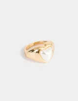 Anillo dorado con corazón de esmalte blanco.