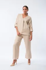 Conjunto beige con estampado animal print, compuesto por una blusa de mangas 3/4 con cuello en V y un pantalón de corte recto.