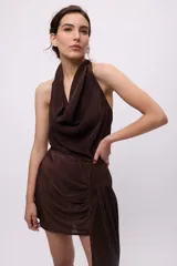 Top marrón con tiras en el cuello para regular el drapeado, confeccionado en tela plisada.