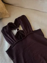 Remera marrón con cuello halter y detalle de aro dorado.