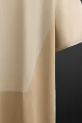 Remera deportiva marrón de tejido técnico, ligero y elástico con estructura perforada. Cuello redondo, manga corta, bajo asimétrico con aberturas laterales, costuras termofijadas y logo estampado.