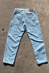 Pantalón de jean celeste de corte amplio y estilo baggy.