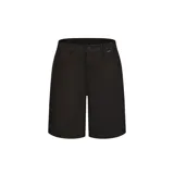 Short negro de vestir, con bolsillos laterales y traseros, trabillas para cinturón y cierre con botón.