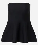 Blusa negra sin breteles, confeccionada en punto, con un recorte tipo peplum en el ruedo que le da volumen y movimiento.