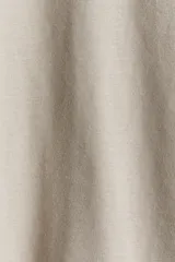 Remera color beige de corte cuadrado, con cuello redondo y mangas largas.