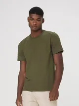 Remera azul marino de corte slim y mangas cortas.